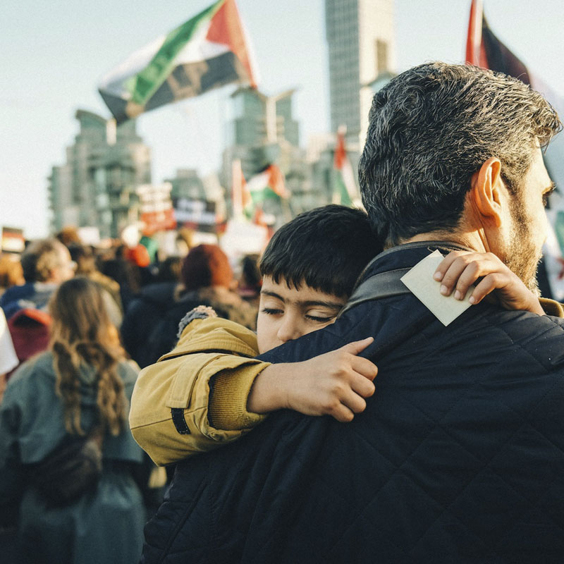 inmigrante y su hijo esperando para una regularizacion de inmigrantes
